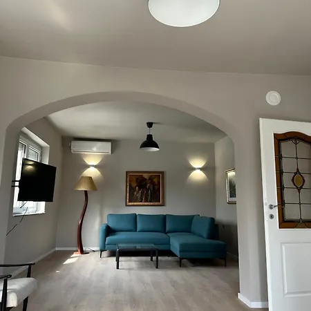Apartman Number 6 *