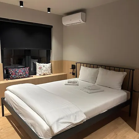 Apartman Number 6 *
