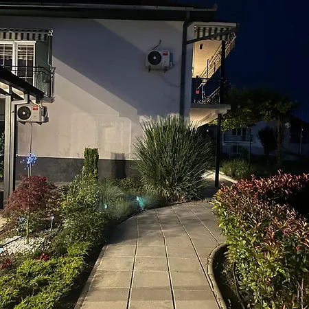 Apartman Number 6 *